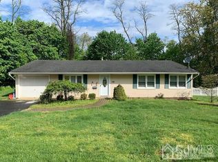 35 Hastings Rd, Kendall Park, NJ 08824