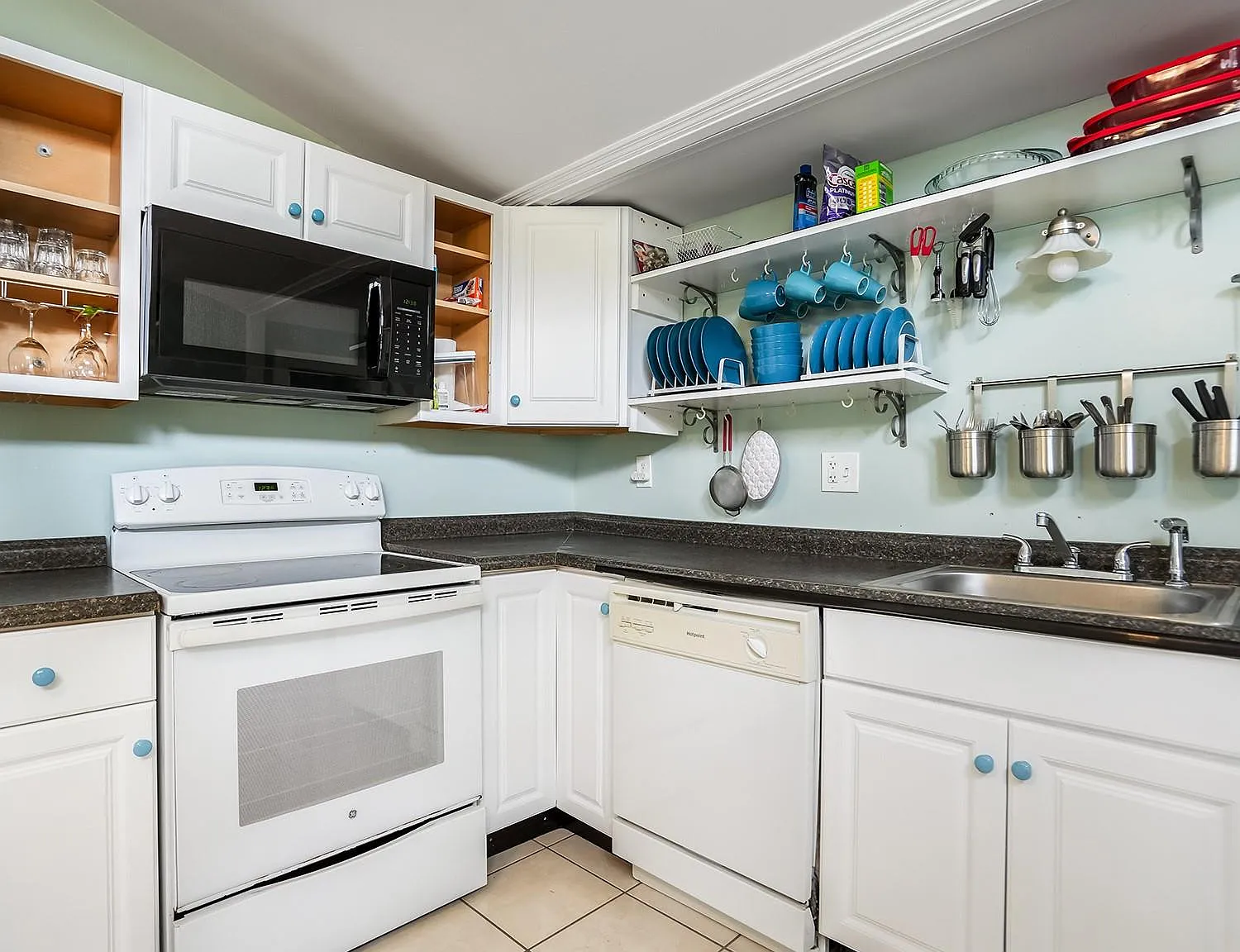 2 bed, 2.0 bath, 798 sqft, $2,100 — Photo 2