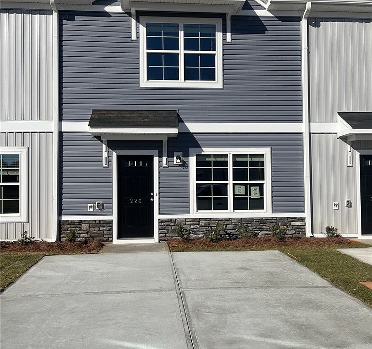 1st image of 403 Speyside Ln