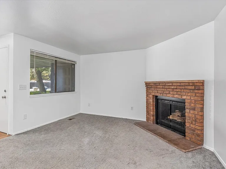 2302 W Canal St — Photo 11