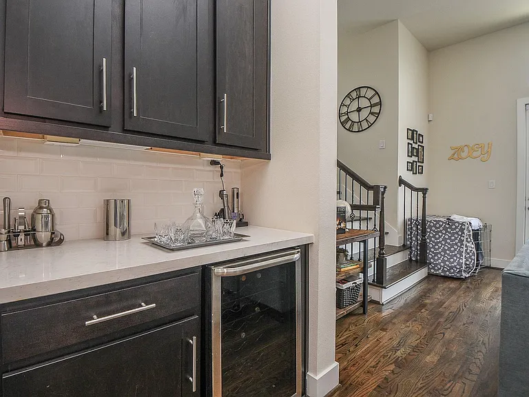 1204 Fowler St — Photo 10