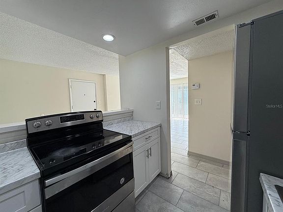 5th image of 941 W OAK RIDGE ROAD #D