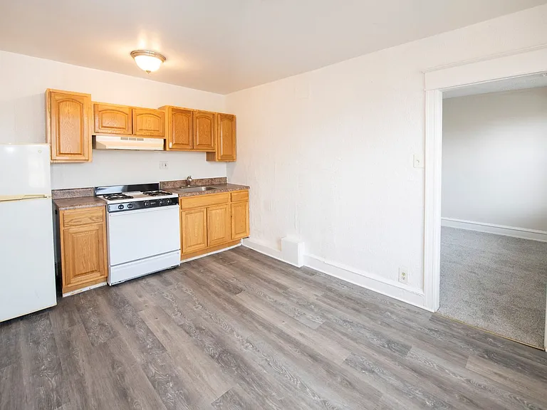 **English Manor Apartments Timeless Charm in the Heart of East Germantown** — Photo 25