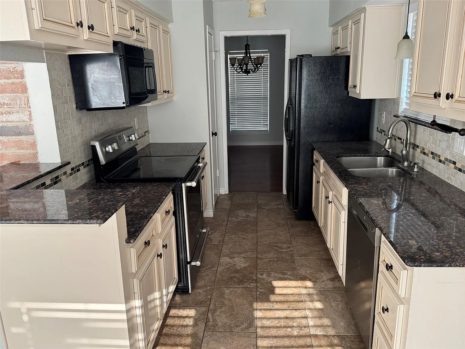 3 bed, 2.0 bath, 1806 sqft, $2,000 — Photo 3