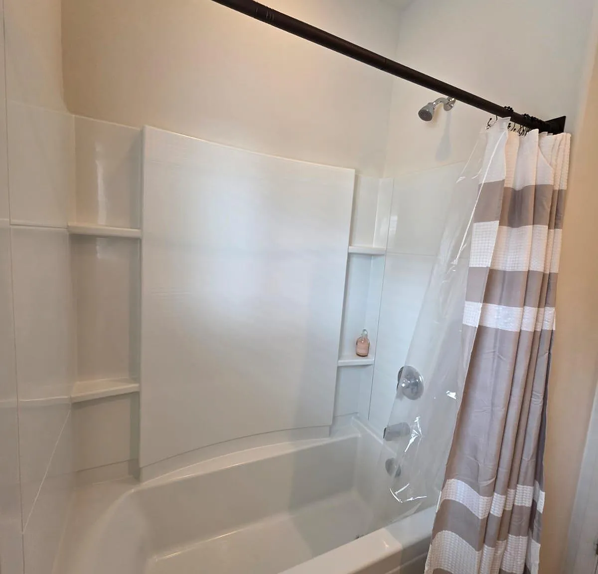 4 bed, 2.0 bath, 1900 sqft, $667 — Photo 4