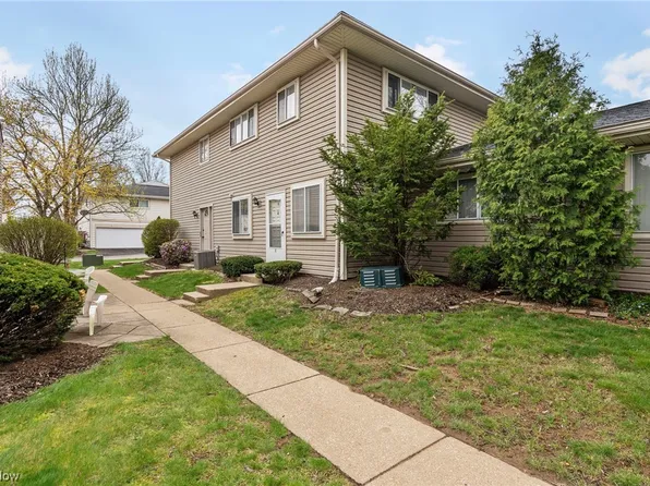 2443 Island Dr #13C, Uniontown, OH 44685