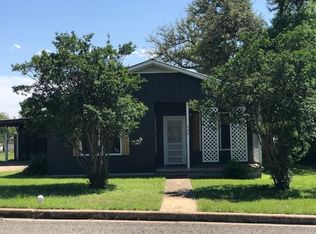 404 E Tarrant St, Llano, TX 78643
