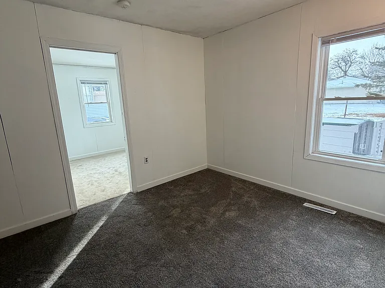 410 10th Ave E — Photo 8