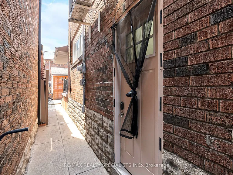 290 Westmount Ave #LOWER — Photo 2