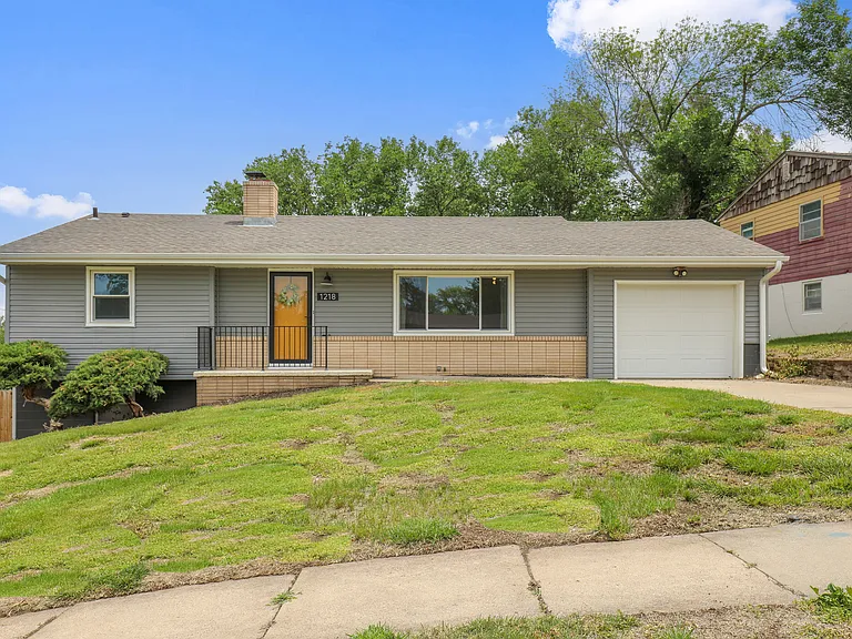 1218 Sunset Dr — Photo 2