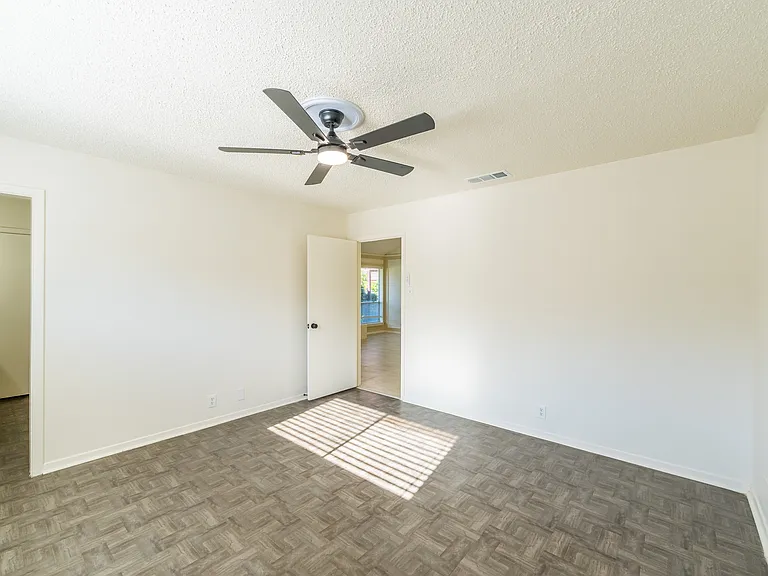 625 Woodhaven Pl — Photo 15