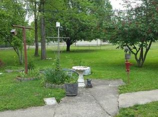 801 N 8th St, Benton, IL 62812