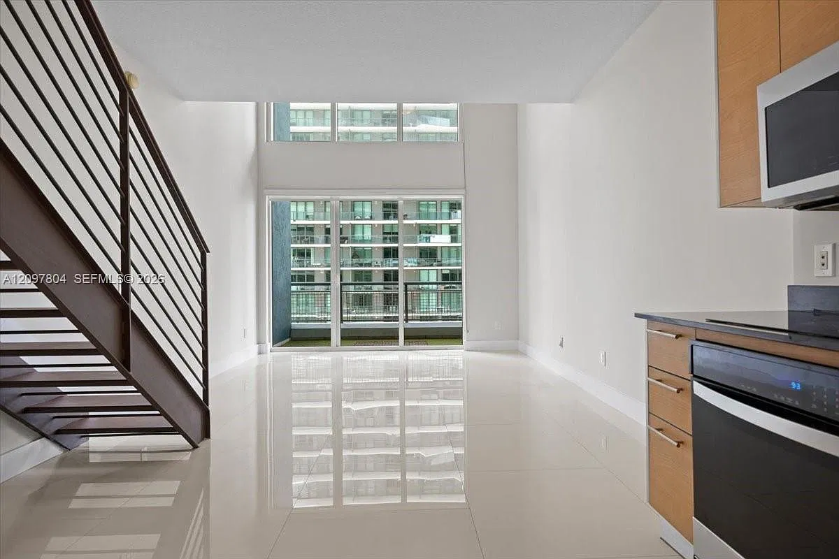 1 bed, 1.5 bath, 877 sqft, $3,200 — Photo 2