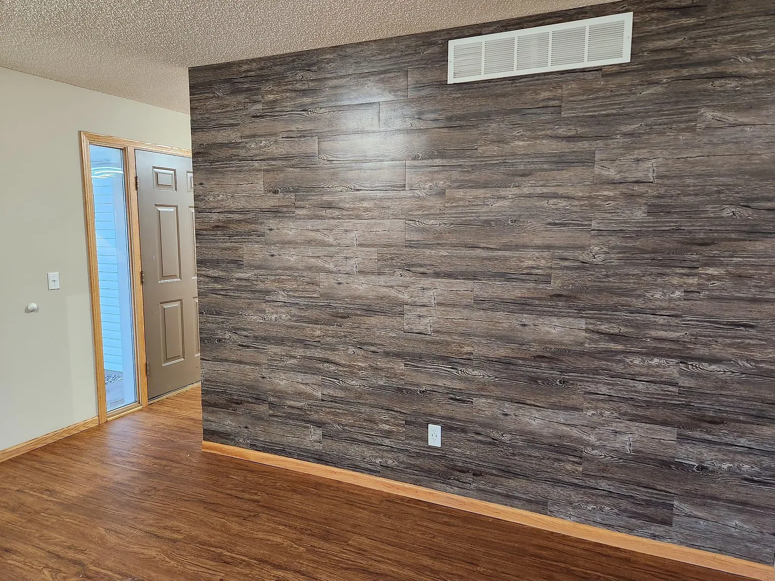 4 bed, 2592 sqft, $3,200 — Photo 4