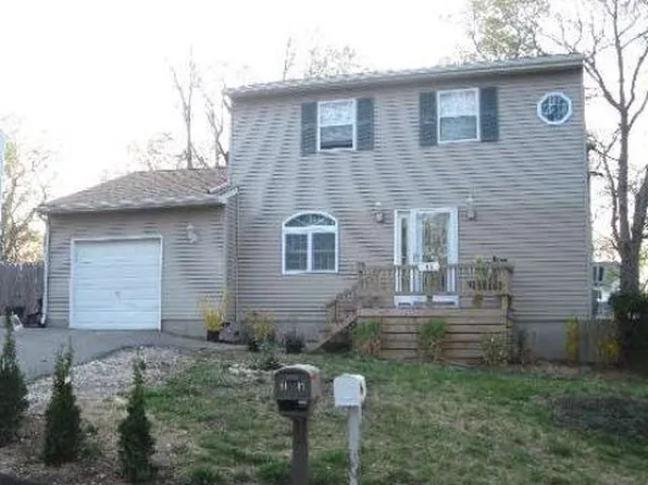 35 Sayville Rd, Sound Beach, NY 11789