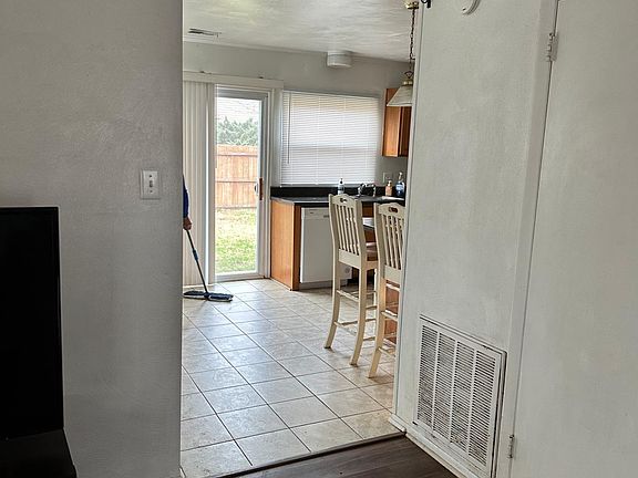 5th image of 3444 Daisy Cres