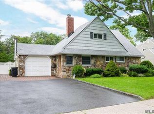 104 Pilgrim Ln, Westbury, NY 11590