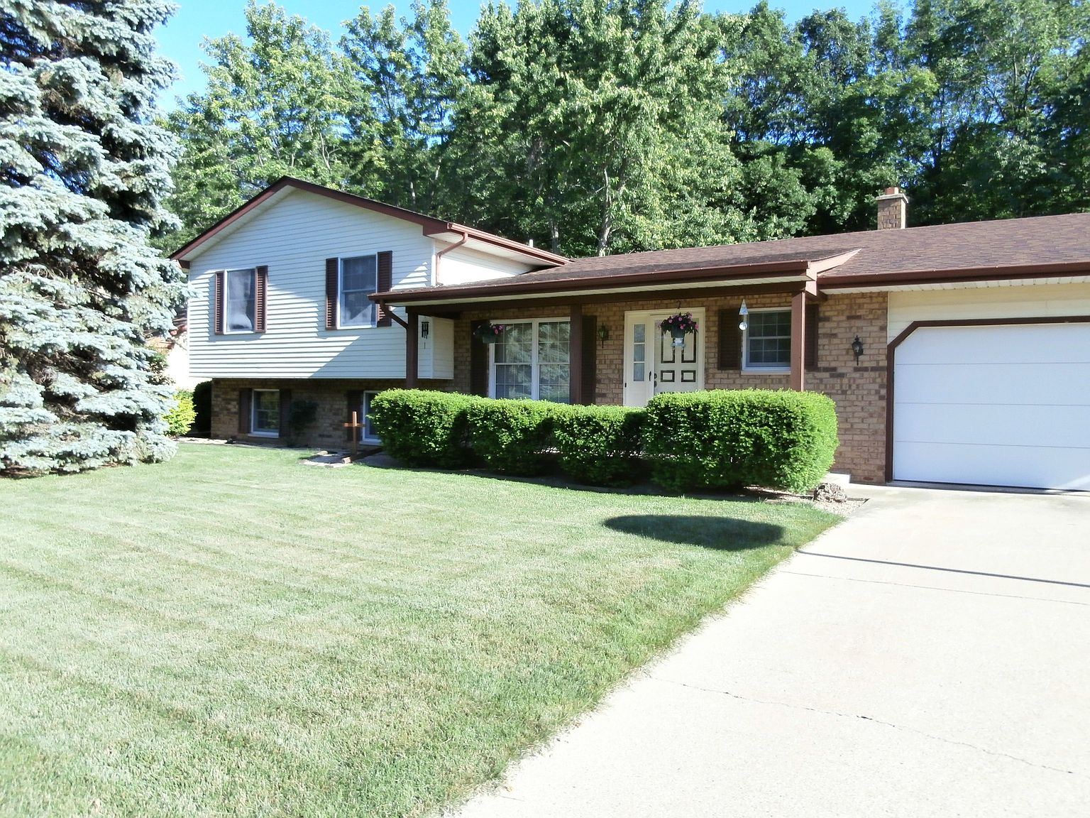 863 Zehnder Dr, Frankenmuth, MI 48734 | Zillow