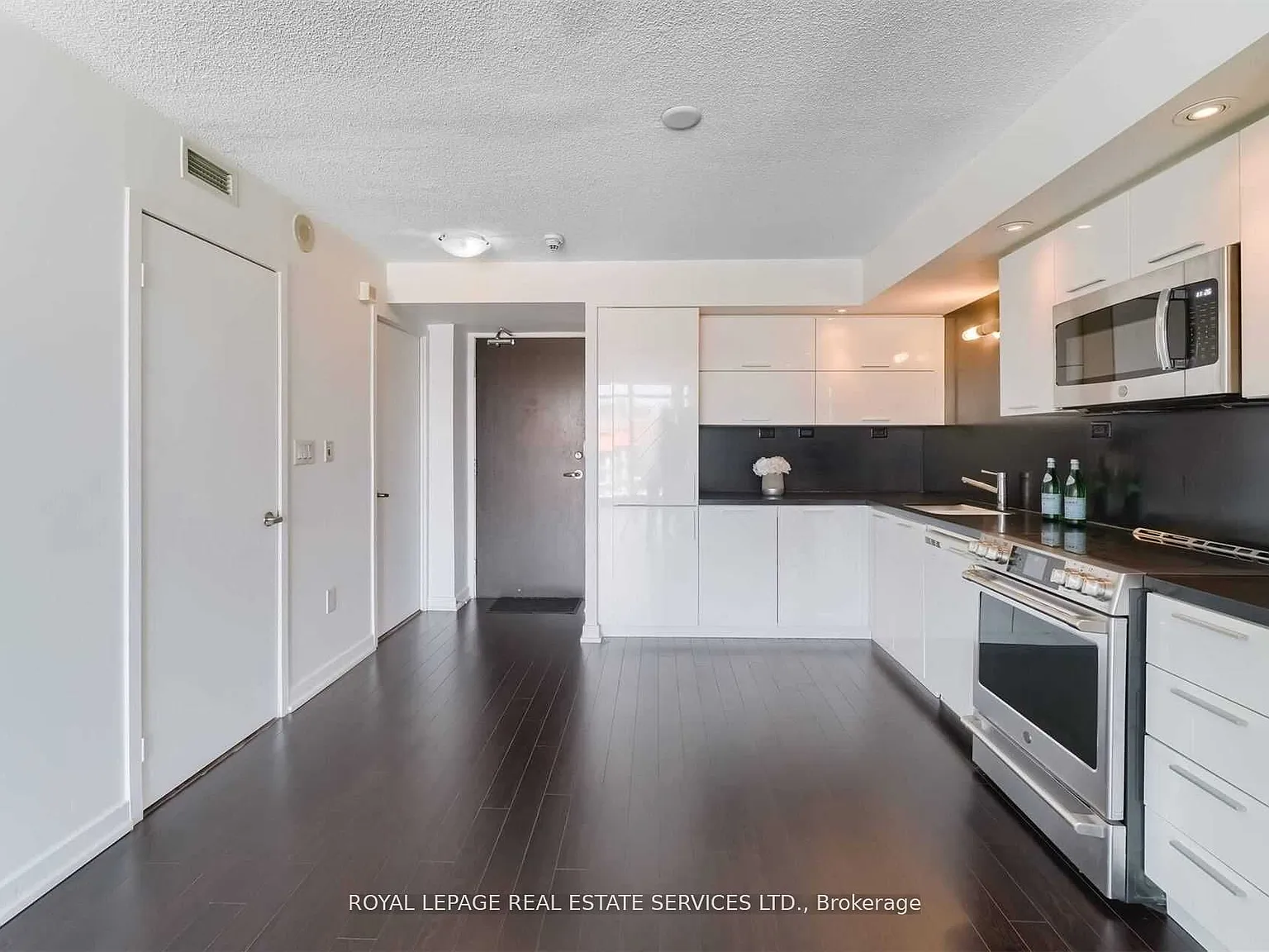 2 bed, $3,200 — Photo 4