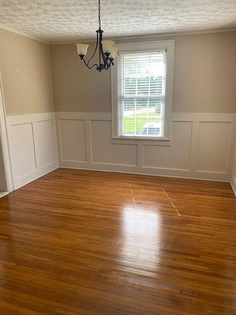 Beautiful Cloverdale Home — Photo 4