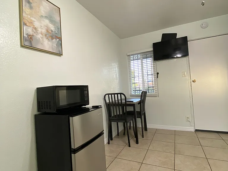 960 E Jefferson Blvd — Photo 15