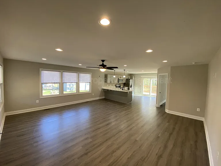 77 Lakeview Dr — Photo 5