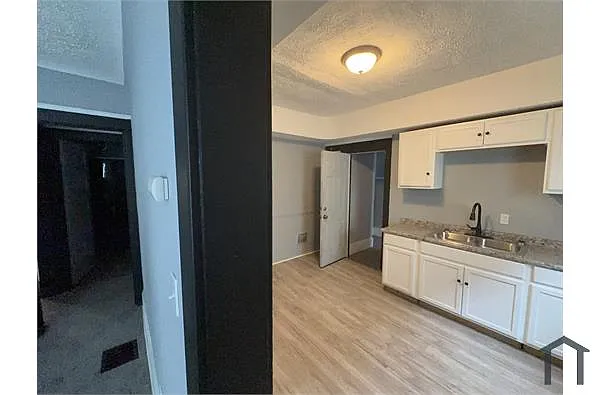 Building Photo - 10117 Parkgate Ave #1