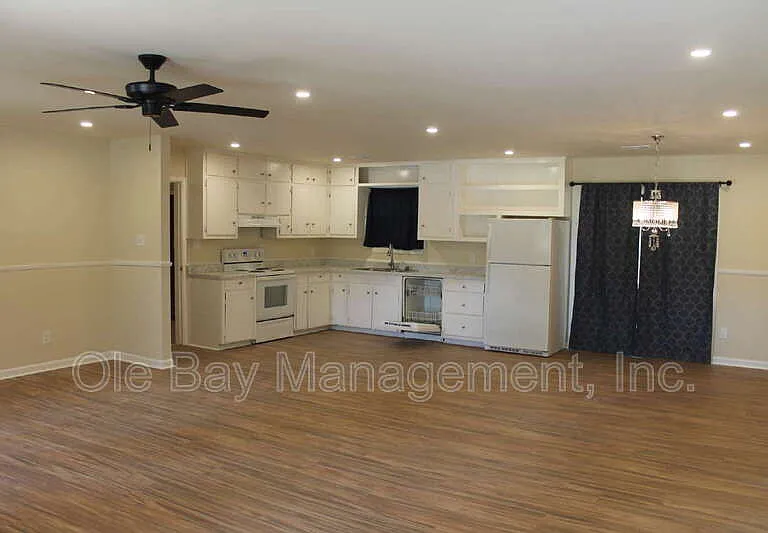 1002 Centerwood Dr — Photo 2