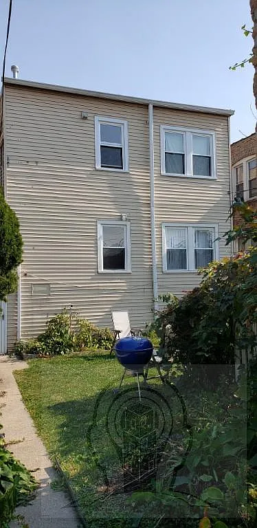 3 bed, 1.0 bath, $2,100 — Photo 2