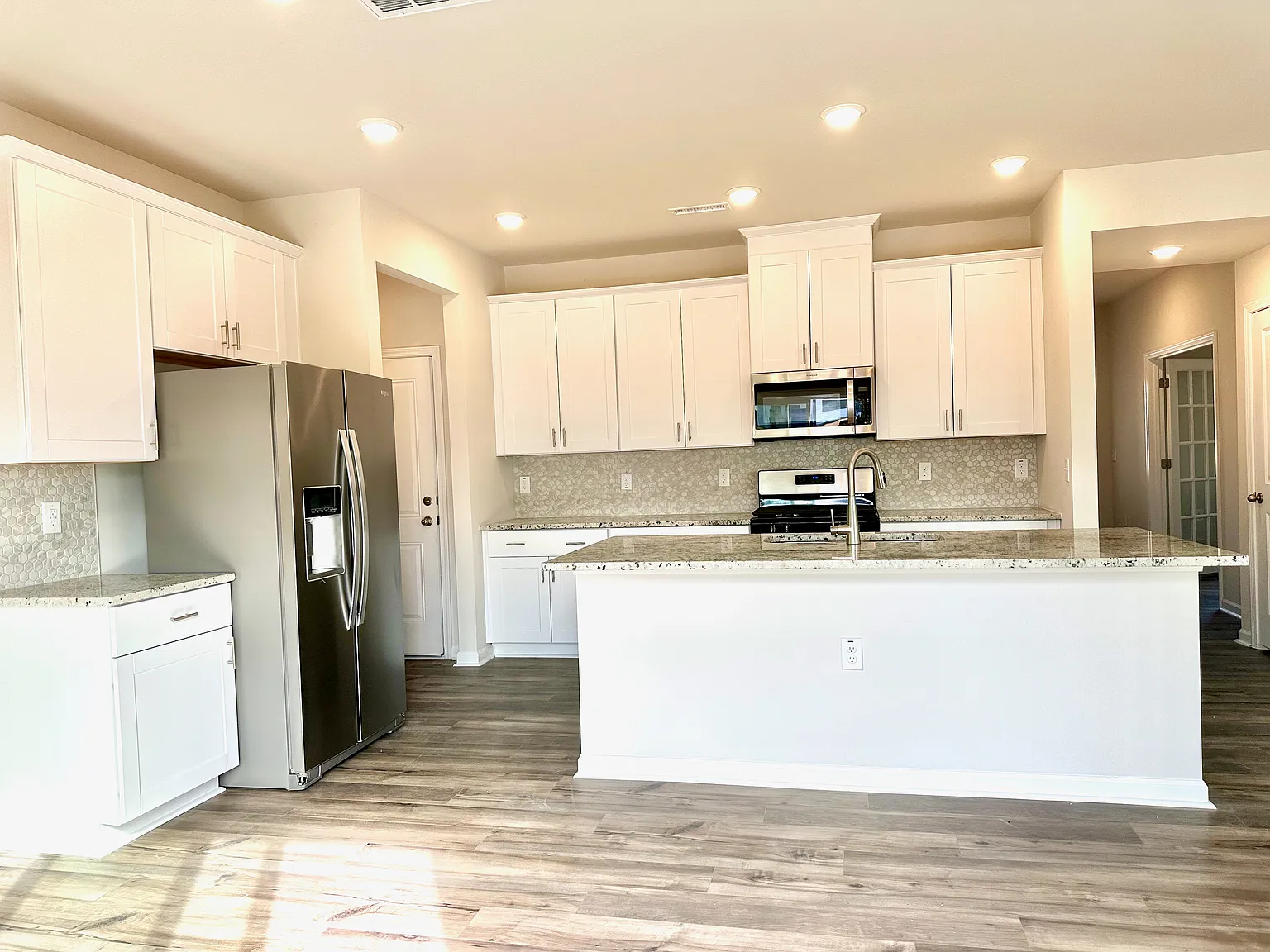 4 bed, 2368 sqft, $2,399 — Photo 4