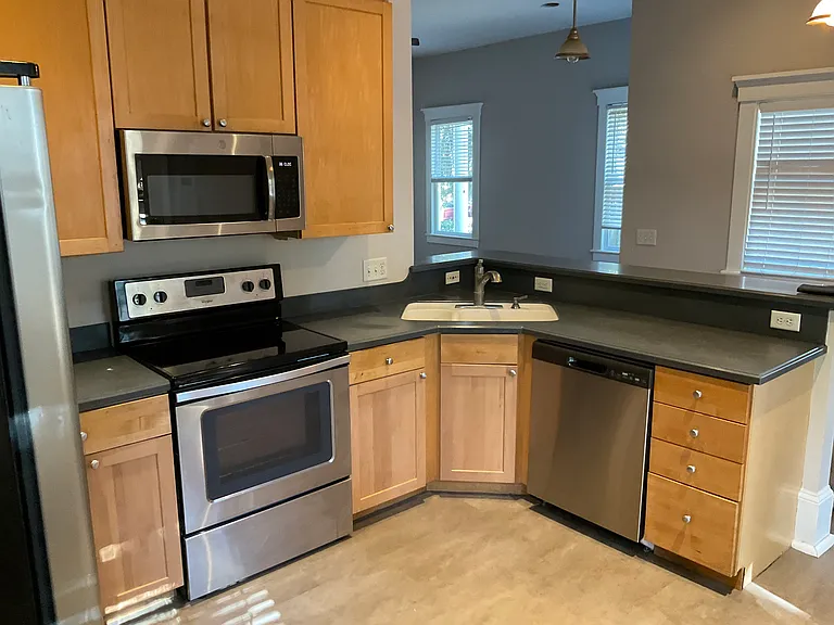 905 E Henry St #A — Photo 18