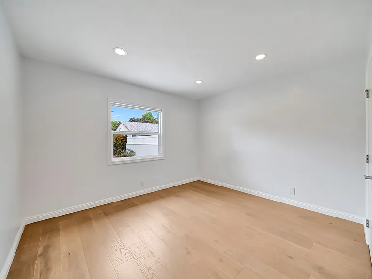 4833 Longridge Ave #1 — Photo 17
