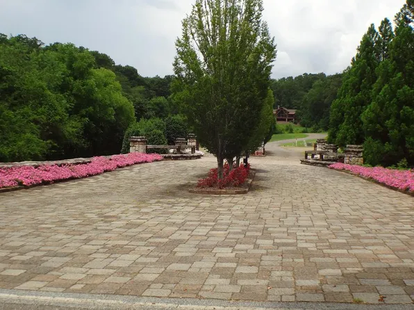 26 Porter Creek Dr, Franklin, NC 28734