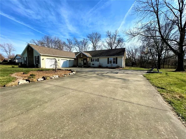 1805 E Hall St, Olney, IL 62450