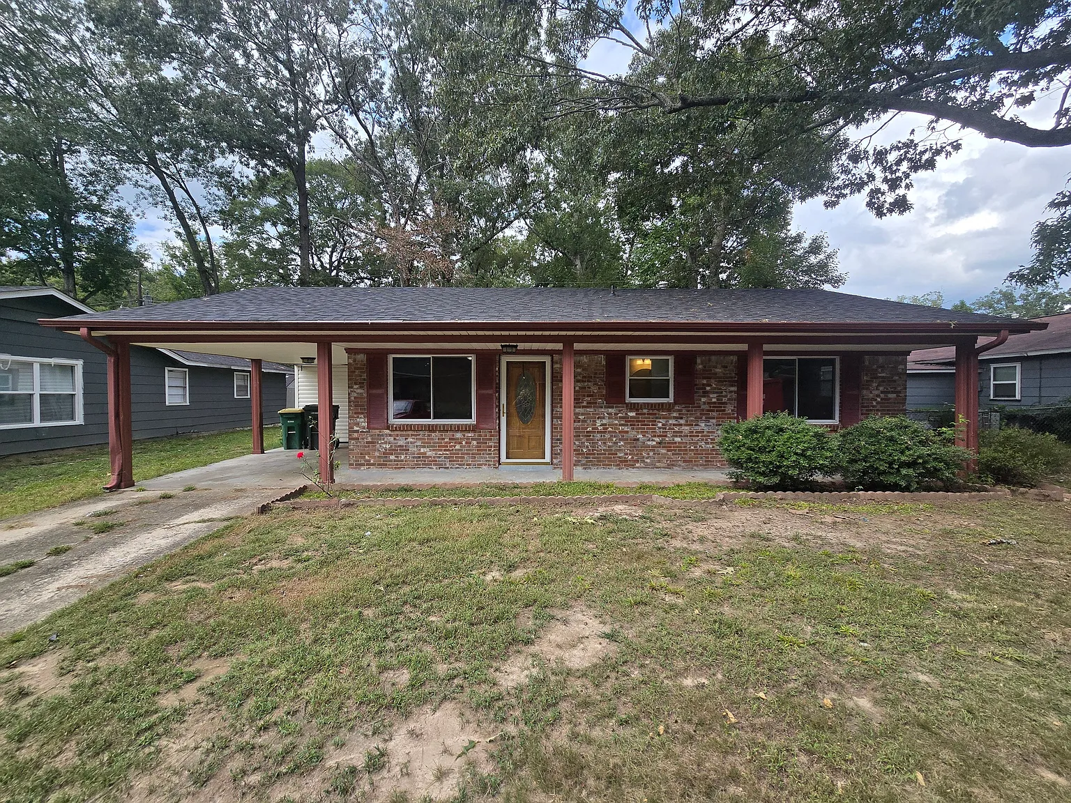 Comfortable 3-Bedroom Brick Home with Fireplace & Fenced Backyard — Photo 1