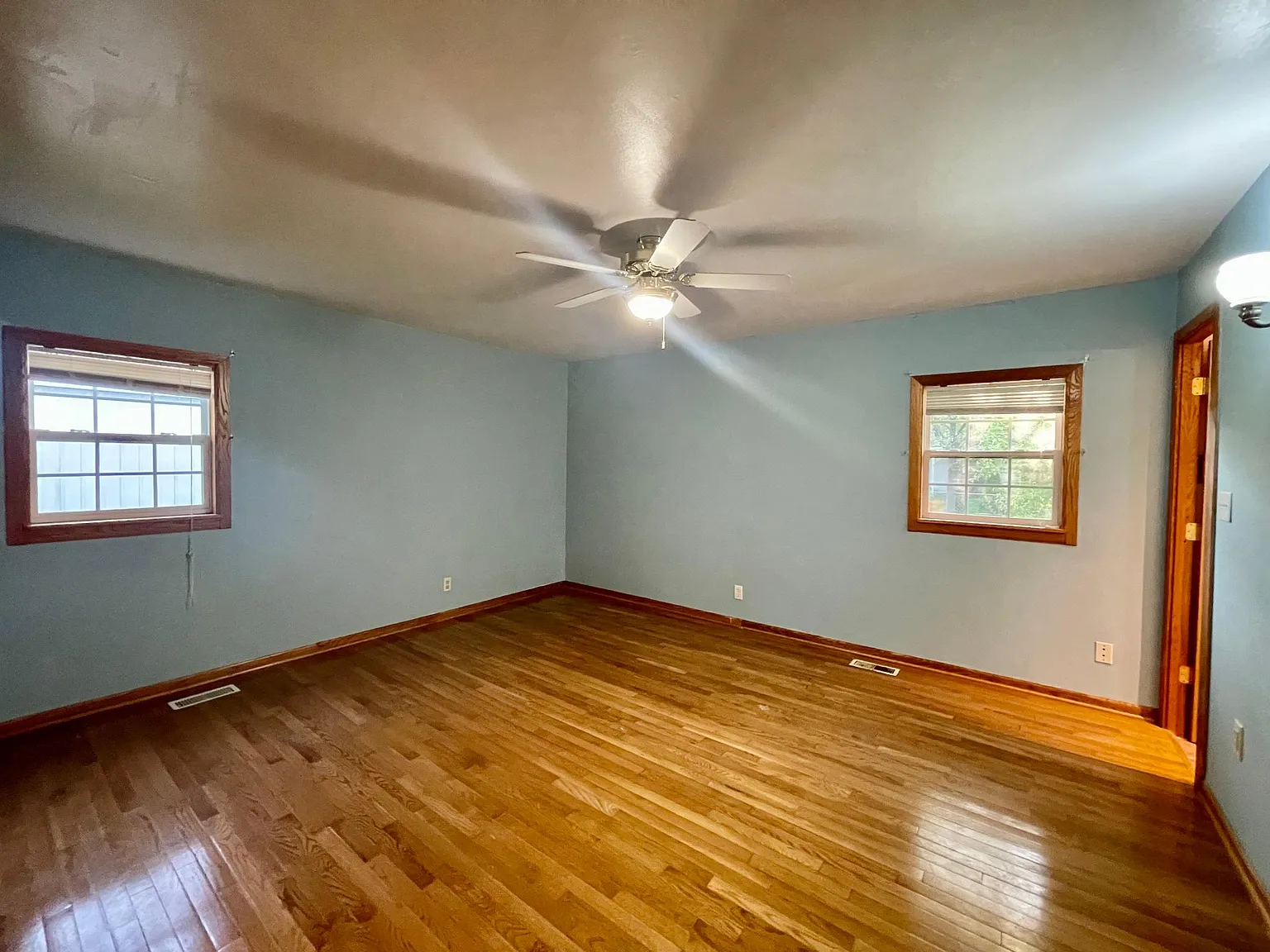 903 Stratford Dr — Photo 2