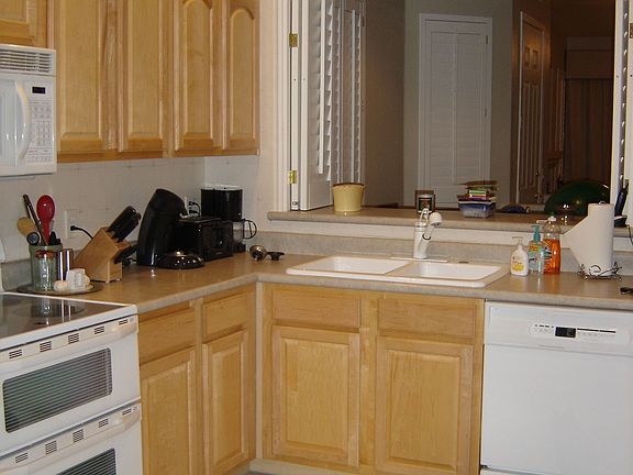 Kitchen with double oven, icemaker, FS w/d