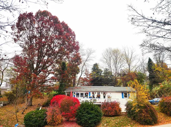 520 School Ln, Christiansburg, VA 24073