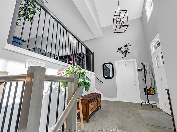 5th image of 170 Lambert St