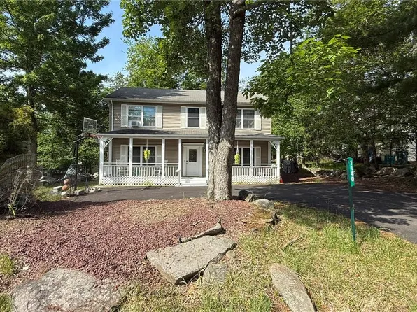 1140 Country Place Dr, Tobyhanna, PA 18466