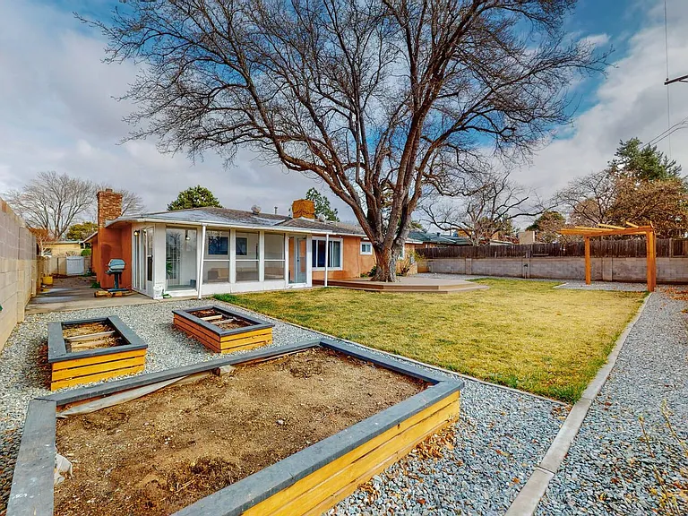 2817 Alcazar St NE — Photo 30
