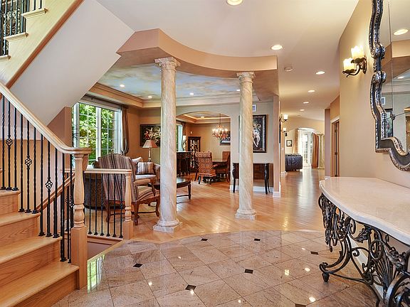 2nd image of 3217 Crestwood Ln