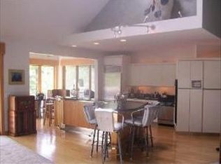 300 Camelot Ln, Libertyville, IL