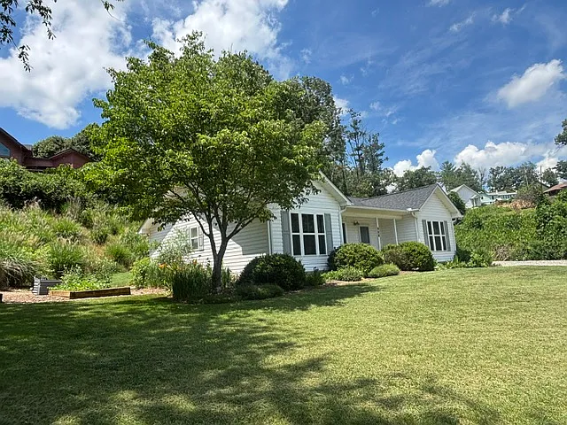 142 Reems Creek Rd — Photo 3