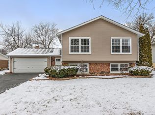 3030 N Kennicott Ave, Arlington Heights, IL 60004