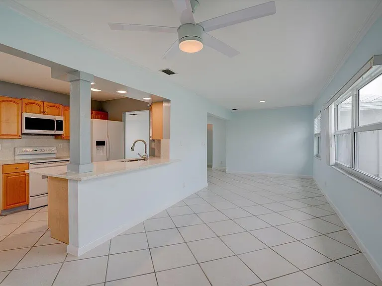 2086 SW 12th Ave — Photo 14