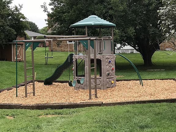 2nd image of 905 E Colonial Manor Dr #17524964
