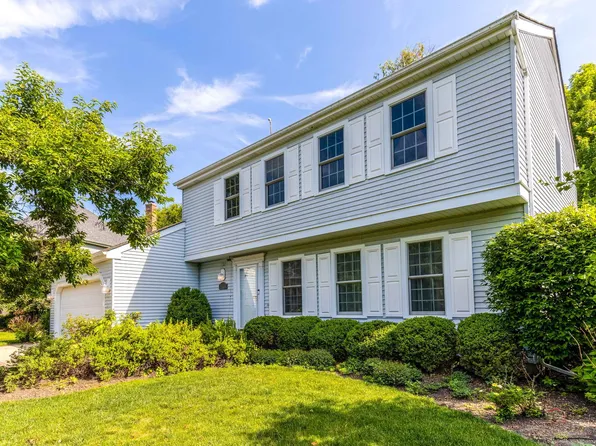 1338 Trinity Pl, Libertyville, IL 60048