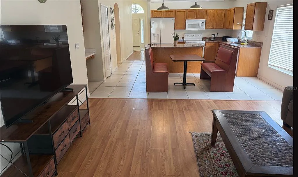 4 bed, 2.5 bath, 1978 sqft, $2,400 — Photo 4
