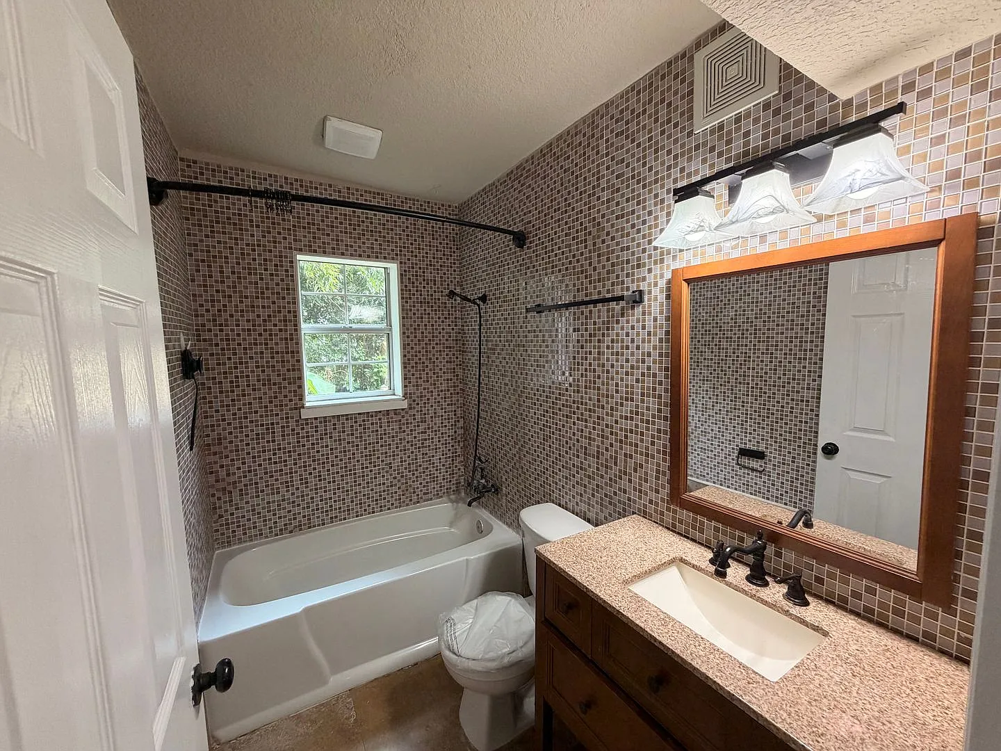 Newly Renovated 2/1 Westside Murray Hill! — Photo 4